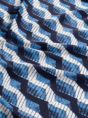 製品画像: ネイビーバンダナとインディアンコインの正面画像。高品質なポリエステル素材と精緻なデザインが一目でわかる。エレガントでありながら、デイリースタイルにも最適なアイテム。
詳細画像: インディアンコインの装飾部分のクローズアップ。民族風デザインと詳細な仕上げが際立ち、ヴィンテージ感とユニークなスタイルを強調。