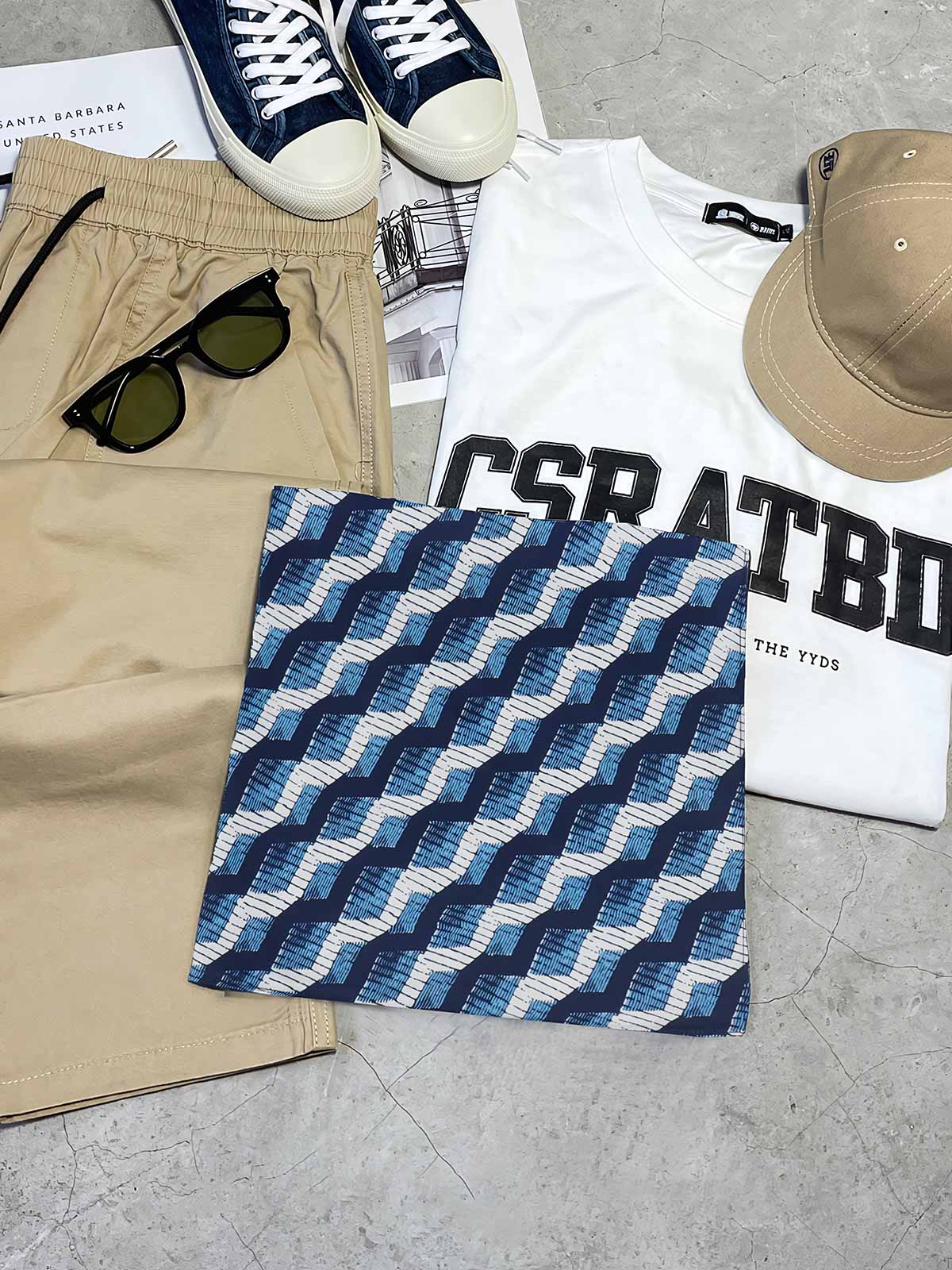 製品画像: ネイビーバンダナとインディアンコインの正面画像。高品質なポリエステル素材と精緻なデザインが一目でわかる。エレガントでありながら、デイリースタイルにも最適なアイテム。
詳細画像: インディアンコインの装飾部分のクローズアップ。民族風デザインと詳細な仕上げが際立ち、ヴィンテージ感とユニークなスタイルを強調。