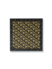 製品画像: ネイビーバンダナとインディアンコインの正面画像。高品質なポリエステル素材と精緻なデザインが一目でわかる。エレガントでありながら、デイリースタイルにも最適なアイテム。
詳細画像: インディアンコインの装飾部分のクローズアップ。民族風デザインと詳細な仕上げが際立ち、ヴィンテージ感とユニークなスタイルを強調。