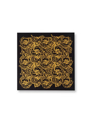 製品画像: ネイビーバンダナとインディアンコインの正面画像。高品質なポリエステル素材と精緻なデザインが一目でわかる。エレガントでありながら、デイリースタイルにも最適なアイテム。
詳細画像: インディアンコインの装飾部分のクローズアップ。民族風デザインと詳細な仕上げが際立ち、ヴィンテージ感とユニークなスタイルを強調。