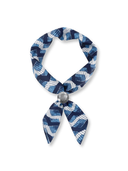 製品画像: ネイビーバンダナとインディアンコインの正面画像。高品質なポリエステル素材と精緻なデザインが一目でわかる。エレガントでありながら、デイリースタイルにも最適なアイテム。
詳細画像: インディアンコインの装飾部分のクローズアップ。民族風デザインと詳細な仕上げが際立ち、ヴィンテージ感とユニークなスタイルを強調。