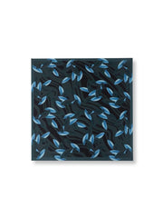 製品画像: ネイビーバンダナとインディアンコインの正面画像。高品質なポリエステル素材と精緻なデザインが一目でわかる。エレガントでありながら、デイリースタイルにも最適なアイテム。
詳細画像: インディアンコインの装飾部分のクローズアップ。民族風デザインと詳細な仕上げが際立ち、ヴィンテージ感とユニークなスタイルを強調。