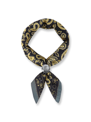 製品画像: ネイビーバンダナとインディアンコインの正面画像。高品質なポリエステル素材と精緻なデザインが一目でわかる。エレガントでありながら、デイリースタイルにも最適なアイテム。
詳細画像: インディアンコインの装飾部分のクローズアップ。民族風デザインと詳細な仕上げが際立ち、ヴィンテージ感とユニークなスタイルを強調。