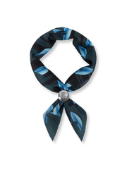 製品画像: ネイビーバンダナとインディアンコインの正面画像。高品質なポリエステル素材と精緻なデザインが一目でわかる。エレガントでありながら、デイリースタイルにも最適なアイテム。
詳細画像: インディアンコインの装飾部分のクローズアップ。民族風デザインと詳細な仕上げが際立ち、ヴィンテージ感とユニークなスタイルを強調。