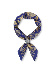 製品画像: ネイビーバンダナとインディアンコインの正面画像。高品質なポリエステル素材と精緻なデザインが一目でわかる。エレガントでありながら、デイリースタイルにも最適なアイテム。
詳細画像: インディアンコインの装飾部分のクローズアップ。民族風デザインと詳細な仕上げが際立ち、ヴィンテージ感とユニークなスタイルを強調。