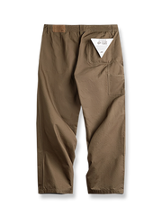 詳細画像: 独特なクロスハッチテクスチャーと耐久性を高めるダブルニーのパッチワークデザインの特写。アメカジスタイルを引き立てるディテール。
モデル画像: モデルが着用したアメカジレトロランバーパンツ。シンプルなワークスタイルとレトロなアメカジ魅力が際立つカジュアルファッションコーディネート。