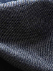 詳細画像: ペイズリー柄のプリントとボタンのディテール、デニム素材の質感を強調