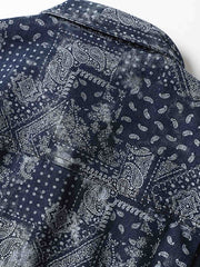 詳細画像: ペイズリー柄のプリントとボタンのディテール、デニム素材の質感を強調
