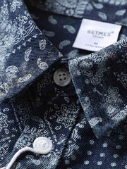 詳細画像: ペイズリー柄のプリントとボタンのディテール、デニム素材の質感を強調