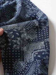 詳細画像: ペイズリー柄のプリントとボタンのディテール、デニム素材の質感を強調