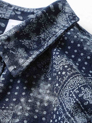 詳細画像: ペイズリー柄のプリントとボタンのディテール、デニム素材の質感を強調