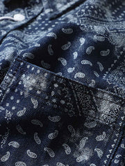 詳細画像: ペイズリー柄のプリントとボタンのディテール、デニム素材の質感を強調