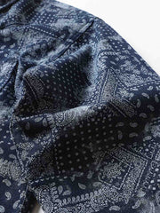 詳細画像: ペイズリー柄のプリントとボタンのディテール、デニム素材の質感を強調