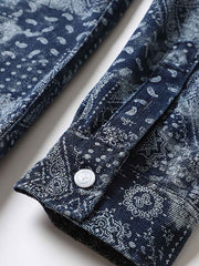 詳細画像: ペイズリー柄のプリントとボタンのディテール、デニム素材の質感を強調