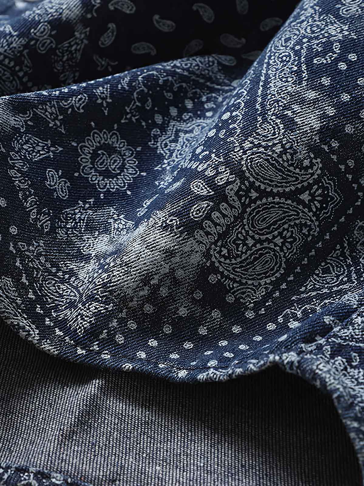 詳細画像: ペイズリー柄のプリントとボタンのディテール、デニム素材の質感を強調