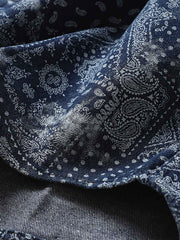 詳細画像: ペイズリー柄のプリントとボタンのディテール、デニム素材の質感を強調