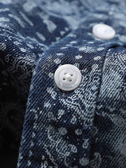 詳細画像: ペイズリー柄のプリントとボタンのディテール、デニム素材の質感を強調
