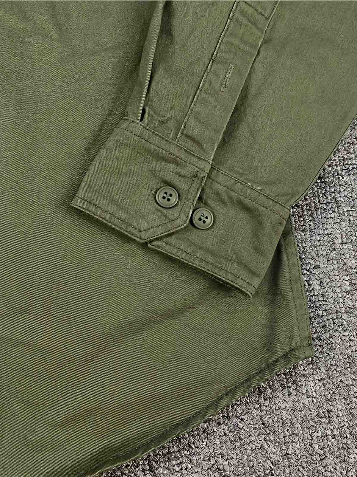 製品画像: ツイルサージワークシャツの全体展示画像。シンプルで洗練されたワークスタイルのデザインを強調しています。
詳細画像: ツイルサージ素材の細部と、機能的なワークポケットのアップ画像。生地の質感と耐久性がよくわかります。