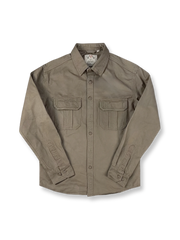 製品画像: ツイルサージワークシャツの全体展示画像。シンプルで洗練されたワークスタイルのデザインを強調しています。
詳細画像: ツイルサージ素材の細部と、機能的なワークポケットのアップ画像。生地の質感と耐久性がよくわかります。