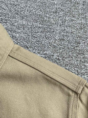 製品画像: クラシックなツイル生地の長袖ワークシャツの正面画像。100%コットン素材で作られた耐久性のあるシャツで、レトロなワークユニフォームスタイルを再現。
詳細画像: 高品質なツイル生地の長袖ワークシャツのディテール画像。細やかな縫製とコットンツイル素材の耐摩耗性が強調された画像。クラシックなワークスタイルの要素が確認できるクローズアップショット。