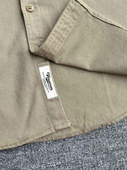 製品画像: クラシックなツイル生地の長袖ワークシャツの正面画像。100%コットン素材で作られた耐久性のあるシャツで、レトロなワークユニフォームスタイルを再現。
詳細画像: 高品質なツイル生地の長袖ワークシャツのディテール画像。細やかな縫製とコットンツイル素材の耐摩耗性が強調された画像。クラシックなワークスタイルの要素が確認できるクローズアップショット。