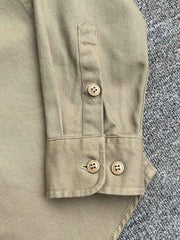 製品画像: クラシックなツイル生地の長袖ワークシャツの正面画像。100%コットン素材で作られた耐久性のあるシャツで、レトロなワークユニフォームスタイルを再現。
詳細画像: 高品質なツイル生地の長袖ワークシャツのディテール画像。細やかな縫製とコットンツイル素材の耐摩耗性が強調された画像。クラシックなワークスタイルの要素が確認できるクローズアップショット。