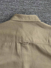 製品画像: クラシックなツイル生地の長袖ワークシャツの正面画像。100%コットン素材で作られた耐久性のあるシャツで、レトロなワークユニフォームスタイルを再現。
詳細画像: 高品質なツイル生地の長袖ワークシャツのディテール画像。細やかな縫製とコットンツイル素材の耐摩耗性が強調された画像。クラシックなワークスタイルの要素が確認できるクローズアップショット。