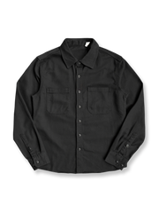 製品画像: クラシックなツイル生地の長袖ワークシャツの正面画像。100%コットン素材で作られた耐久性のあるシャツで、レトロなワークユニフォームスタイルを再現。
詳細画像: 高品質なツイル生地の長袖ワークシャツのディテール画像。細やかな縫製とコットンツイル素材の耐摩耗性が強調された画像。クラシックなワークスタイルの要素が確認できるクローズアップショット。