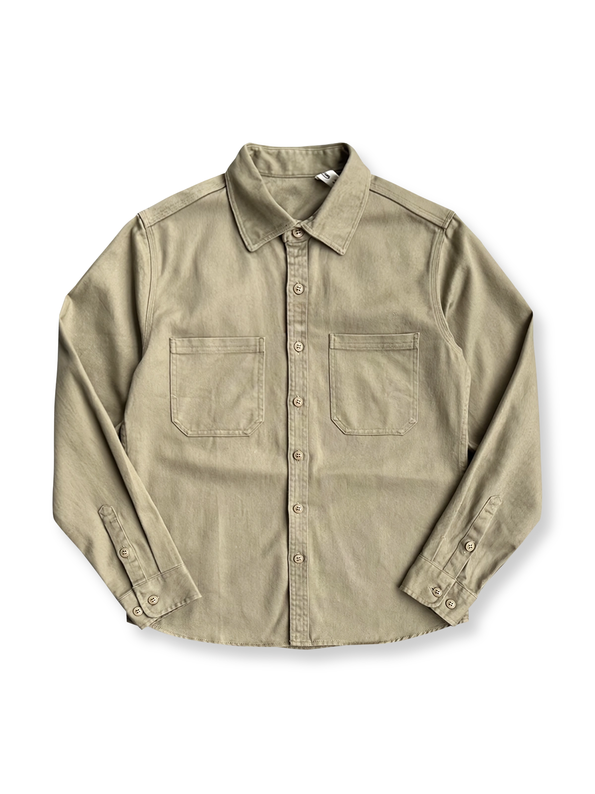 製品画像: クラシックなツイル生地の長袖ワークシャツの正面画像。100%コットン素材で作られた耐久性のあるシャツで、レトロなワークユニフォームスタイルを再現。
詳細画像: 高品質なツイル生地の長袖ワークシャツのディテール画像。細やかな縫製とコットンツイル素材の耐摩耗性が強調された画像。クラシックなワークスタイルの要素が確認できるクローズアップショット。