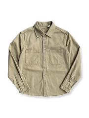 製品画像: クラシックなツイル生地の長袖ワークシャツの正面画像。100%コットン素材で作られた耐久性のあるシャツで、レトロなワークユニフォームスタイルを再現。
詳細画像: 高品質なツイル生地の長袖ワークシャツのディテール画像。細やかな縫製とコットンツイル素材の耐摩耗性が強調された画像。クラシックなワークスタイルの要素が確認できるクローズアップショット。