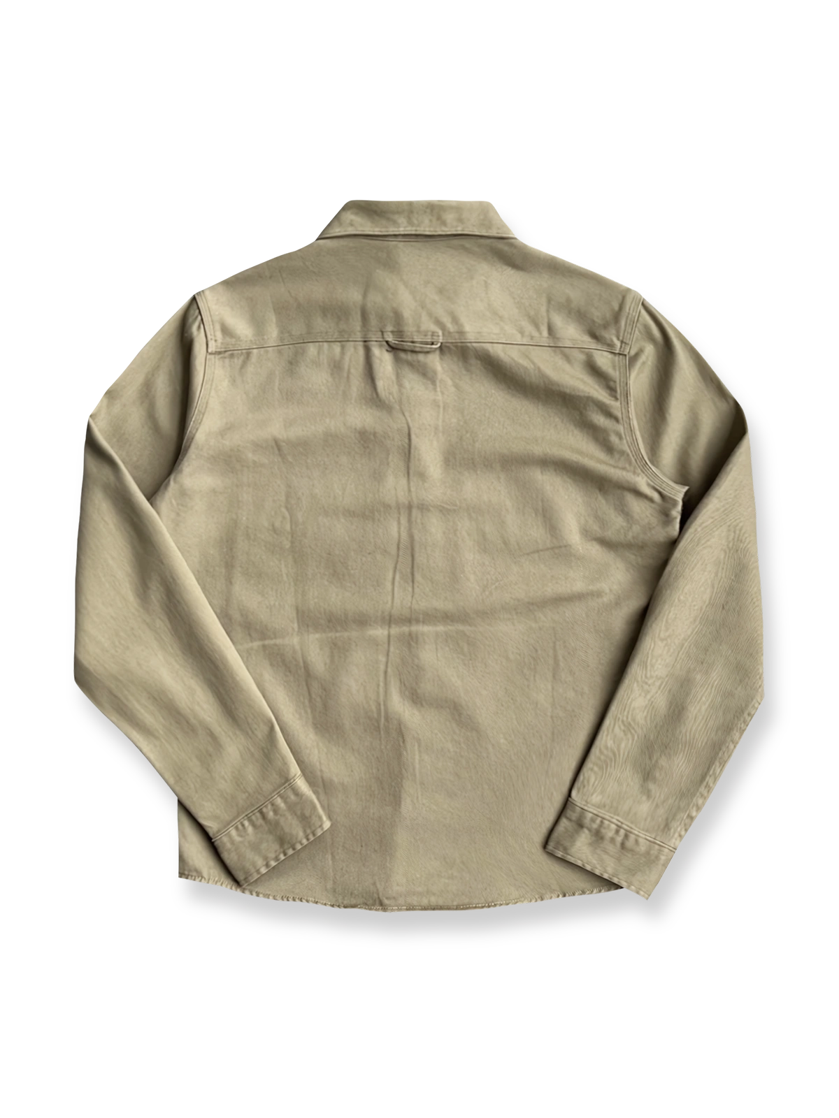 製品画像: クラシックなツイル生地の長袖ワークシャツの正面画像。100%コットン素材で作られた耐久性のあるシャツで、レトロなワークユニフォームスタイルを再現。
詳細画像: 高品質なツイル生地の長袖ワークシャツのディテール画像。細やかな縫製とコットンツイル素材の耐摩耗性が強調された画像。クラシックなワークスタイルの要素が確認できるクローズアップショット。