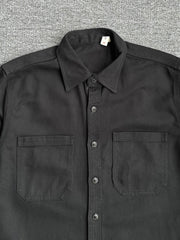 製品画像: クラシックなツイル生地の長袖ワークシャツの正面画像。100%コットン素材で作られた耐久性のあるシャツで、レトロなワークユニフォームスタイルを再現。
詳細画像: 高品質なツイル生地の長袖ワークシャツのディテール画像。細やかな縫製とコットンツイル素材の耐摩耗性が強調された画像。クラシックなワークスタイルの要素が確認できるクローズアップショット。