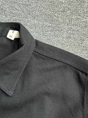 製品画像: クラシックなツイル生地の長袖ワークシャツの正面画像。100%コットン素材で作られた耐久性のあるシャツで、レトロなワークユニフォームスタイルを再現。
詳細画像: 高品質なツイル生地の長袖ワークシャツのディテール画像。細やかな縫製とコットンツイル素材の耐摩耗性が強調された画像。クラシックなワークスタイルの要素が確認できるクローズアップショット。