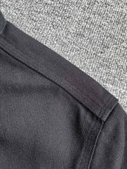 製品画像: クラシックなツイル生地の長袖ワークシャツの正面画像。100%コットン素材で作られた耐久性のあるシャツで、レトロなワークユニフォームスタイルを再現。
詳細画像: 高品質なツイル生地の長袖ワークシャツのディテール画像。細やかな縫製とコットンツイル素材の耐摩耗性が強調された画像。クラシックなワークスタイルの要素が確認できるクローズアップショット。