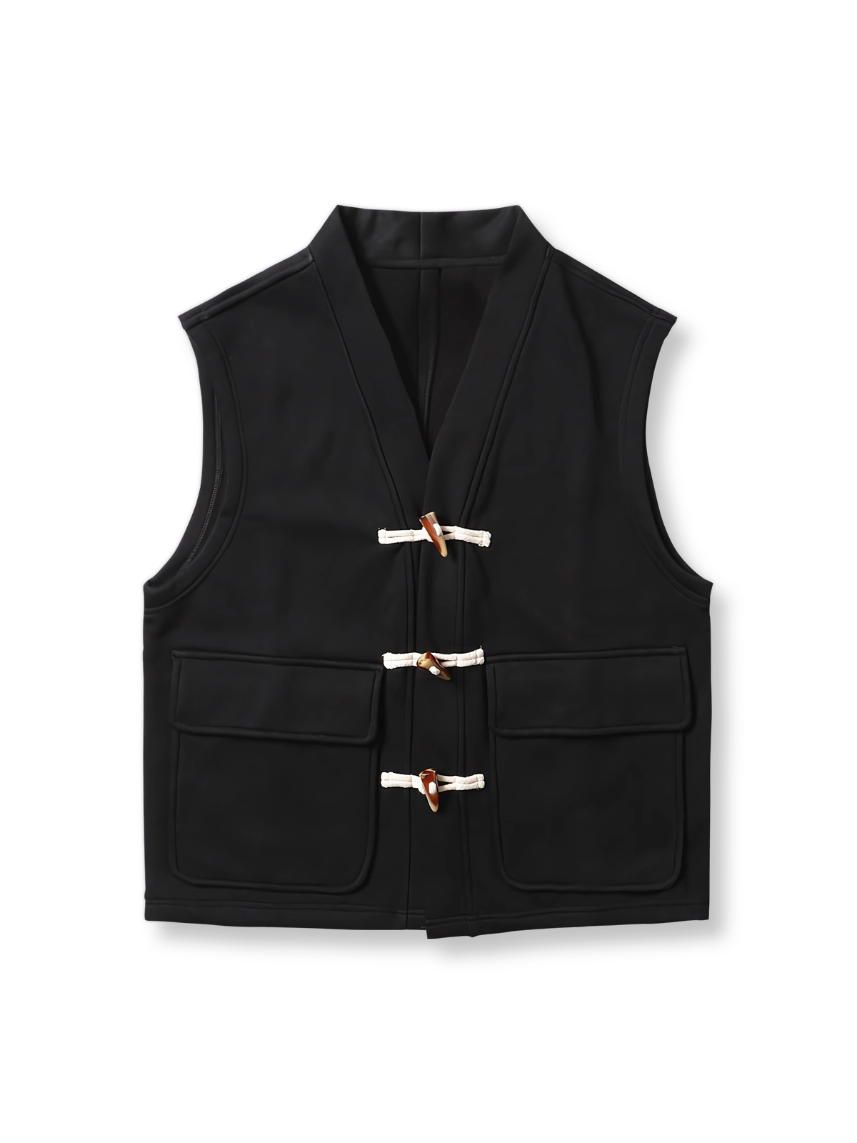 製品画像
ヴィンテージ風ホーンボタン付きフリースベストの全体正面画像。クラシックなホーンボタンデザインとカラーバリエーション(ブラック、グレー、キャメル)が特徴的です。
詳細画像
フリースベストのホーンボタンや生地のディテール画像。フリースの柔らかさとコットン混素材の耐久性を強調するクローズアップ。