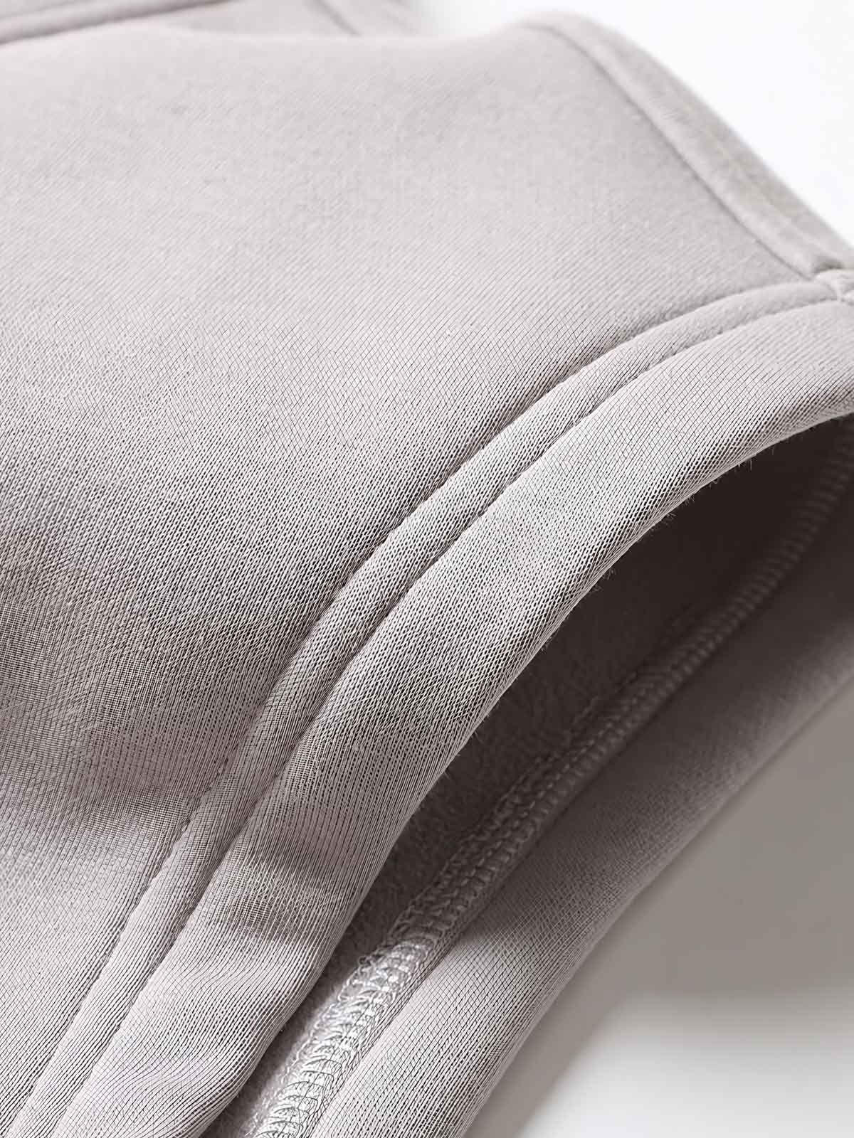 製品画像
ヴィンテージ風ホーンボタン付きフリースベストの全体正面画像。クラシックなホーンボタンデザインとカラーバリエーション(ブラック、グレー、キャメル)が特徴的です。
詳細画像
フリースベストのホーンボタンや生地のディテール画像。フリースの柔らかさとコットン混素材の耐久性を強調するクローズアップ。