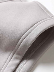 製品画像
ヴィンテージ風ホーンボタン付きフリースベストの全体正面画像。クラシックなホーンボタンデザインとカラーバリエーション(ブラック、グレー、キャメル)が特徴的です。
詳細画像
フリースベストのホーンボタンや生地のディテール画像。フリースの柔らかさとコットン混素材の耐久性を強調するクローズアップ。