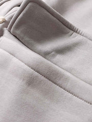 製品画像
ヴィンテージ風ホーンボタン付きフリースベストの全体正面画像。クラシックなホーンボタンデザインとカラーバリエーション(ブラック、グレー、キャメル)が特徴的です。
詳細画像
フリースベストのホーンボタンや生地のディテール画像。フリースの柔らかさとコットン混素材の耐久性を強調するクローズアップ。