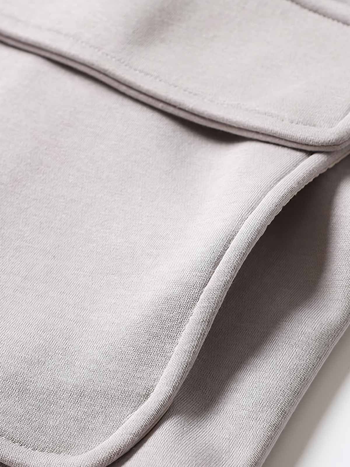 製品画像
ヴィンテージ風ホーンボタン付きフリースベストの全体正面画像。クラシックなホーンボタンデザインとカラーバリエーション(ブラック、グレー、キャメル)が特徴的です。
詳細画像
フリースベストのホーンボタンや生地のディテール画像。フリースの柔らかさとコットン混素材の耐久性を強調するクローズアップ。