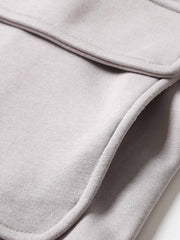 製品画像
ヴィンテージ風ホーンボタン付きフリースベストの全体正面画像。クラシックなホーンボタンデザインとカラーバリエーション(ブラック、グレー、キャメル)が特徴的です。
詳細画像
フリースベストのホーンボタンや生地のディテール画像。フリースの柔らかさとコットン混素材の耐久性を強調するクローズアップ。