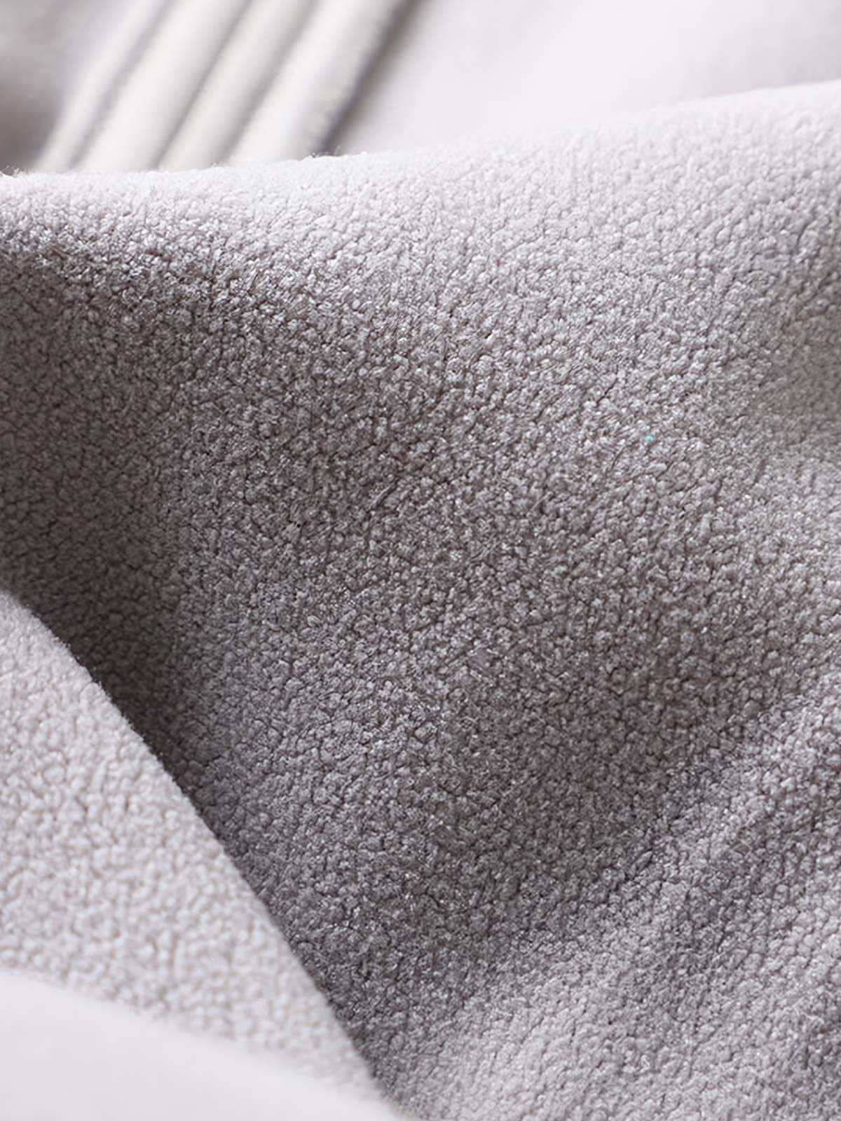 製品画像
ヴィンテージ風ホーンボタン付きフリースベストの全体正面画像。クラシックなホーンボタンデザインとカラーバリエーション(ブラック、グレー、キャメル)が特徴的です。
詳細画像
フリースベストのホーンボタンや生地のディテール画像。フリースの柔らかさとコットン混素材の耐久性を強調するクローズアップ。