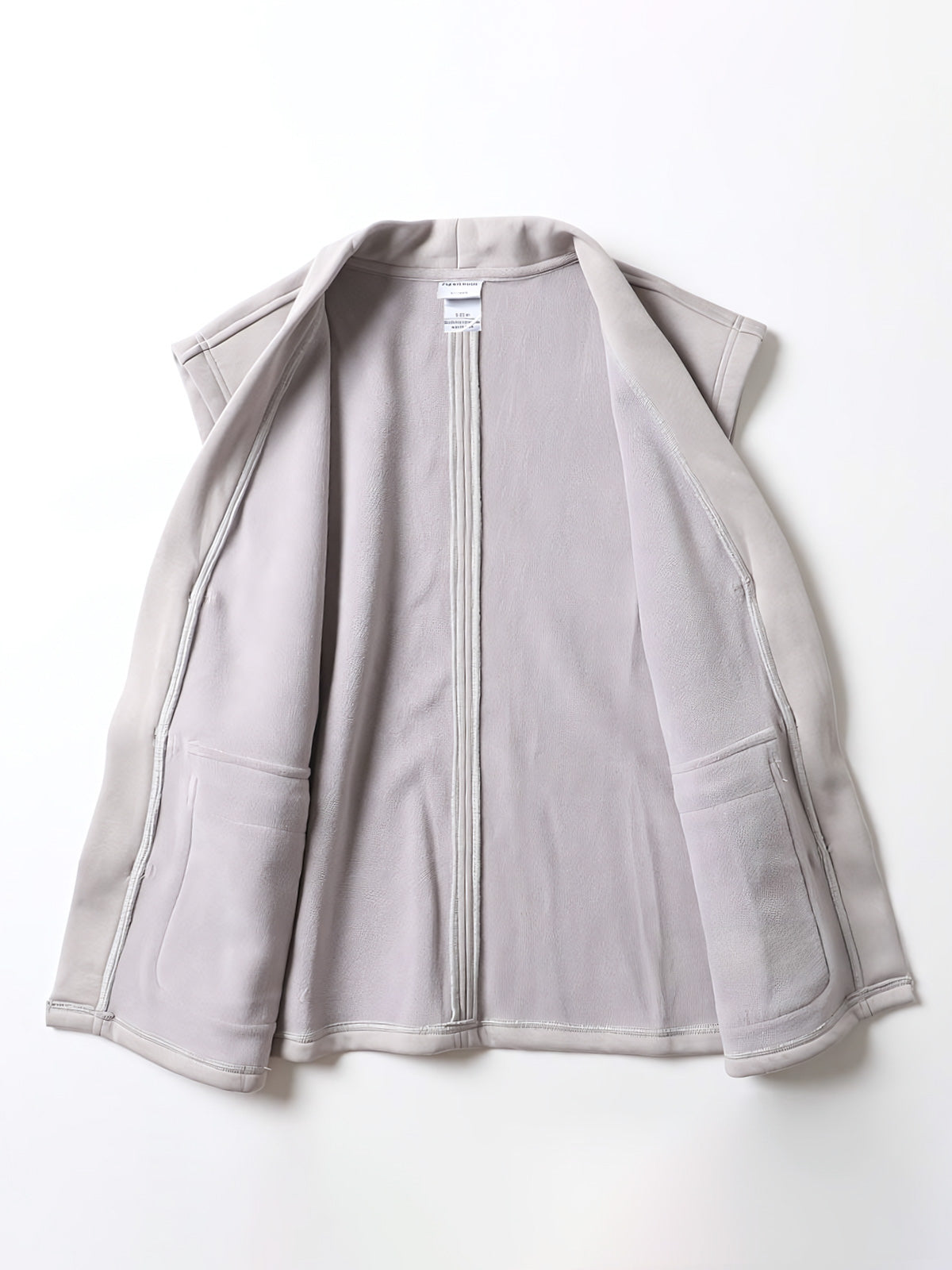 製品画像
ヴィンテージ風ホーンボタン付きフリースベストの全体正面画像。クラシックなホーンボタンデザインとカラーバリエーション(ブラック、グレー、キャメル)が特徴的です。
詳細画像
フリースベストのホーンボタンや生地のディテール画像。フリースの柔らかさとコットン混素材の耐久性を強調するクローズアップ。