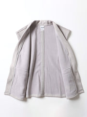 製品画像
ヴィンテージ風ホーンボタン付きフリースベストの全体正面画像。クラシックなホーンボタンデザインとカラーバリエーション(ブラック、グレー、キャメル)が特徴的です。
詳細画像
フリースベストのホーンボタンや生地のディテール画像。フリースの柔らかさとコットン混素材の耐久性を強調するクローズアップ。