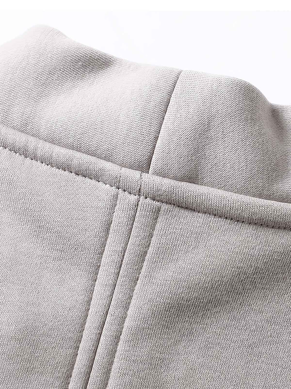 製品画像
ヴィンテージ風ホーンボタン付きフリースベストの全体正面画像。クラシックなホーンボタンデザインとカラーバリエーション(ブラック、グレー、キャメル)が特徴的です。
詳細画像
フリースベストのホーンボタンや生地のディテール画像。フリースの柔らかさとコットン混素材の耐久性を強調するクローズアップ。