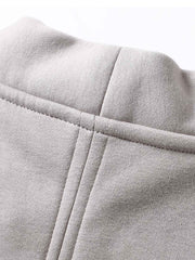 製品画像
ヴィンテージ風ホーンボタン付きフリースベストの全体正面画像。クラシックなホーンボタンデザインとカラーバリエーション(ブラック、グレー、キャメル)が特徴的です。
詳細画像
フリースベストのホーンボタンや生地のディテール画像。フリースの柔らかさとコットン混素材の耐久性を強調するクローズアップ。