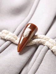 製品画像
ヴィンテージ風ホーンボタン付きフリースベストの全体正面画像。クラシックなホーンボタンデザインとカラーバリエーション(ブラック、グレー、キャメル)が特徴的です。
詳細画像
フリースベストのホーンボタンや生地のディテール画像。フリースの柔らかさとコットン混素材の耐久性を強調するクローズアップ。