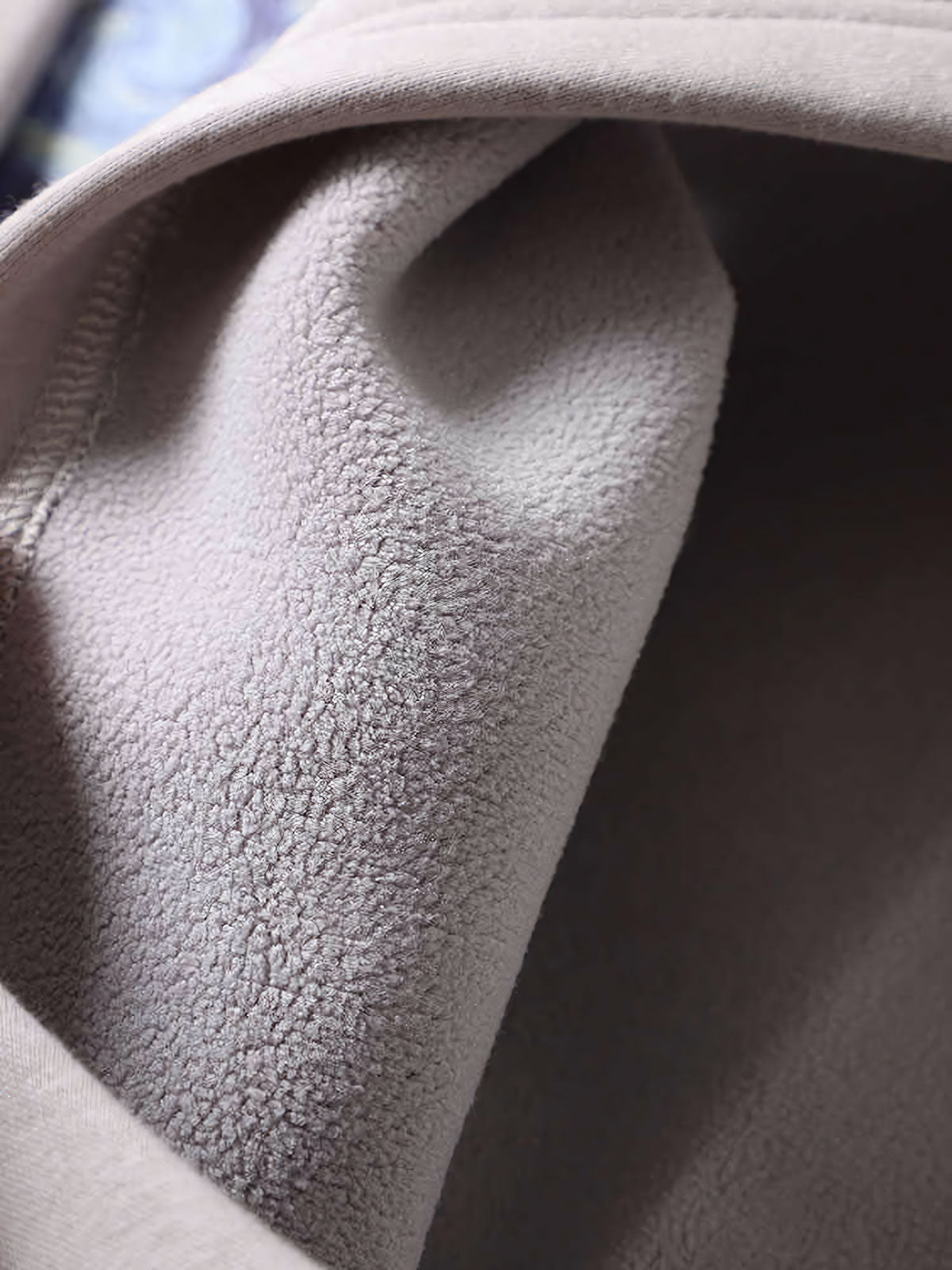 製品画像
ヴィンテージ風ホーンボタン付きフリースベストの全体正面画像。クラシックなホーンボタンデザインとカラーバリエーション(ブラック、グレー、キャメル)が特徴的です。
詳細画像
フリースベストのホーンボタンや生地のディテール画像。フリースの柔らかさとコットン混素材の耐久性を強調するクローズアップ。