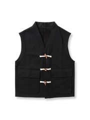 製品画像
ヴィンテージ風ホーンボタン付きフリースベストの全体正面画像。クラシックなホーンボタンデザインとカラーバリエーション(ブラック、グレー、キャメル)が特徴的です。
詳細画像
フリースベストのホーンボタンや生地のディテール画像。フリースの柔らかさとコットン混素材の耐久性を強調するクローズアップ。