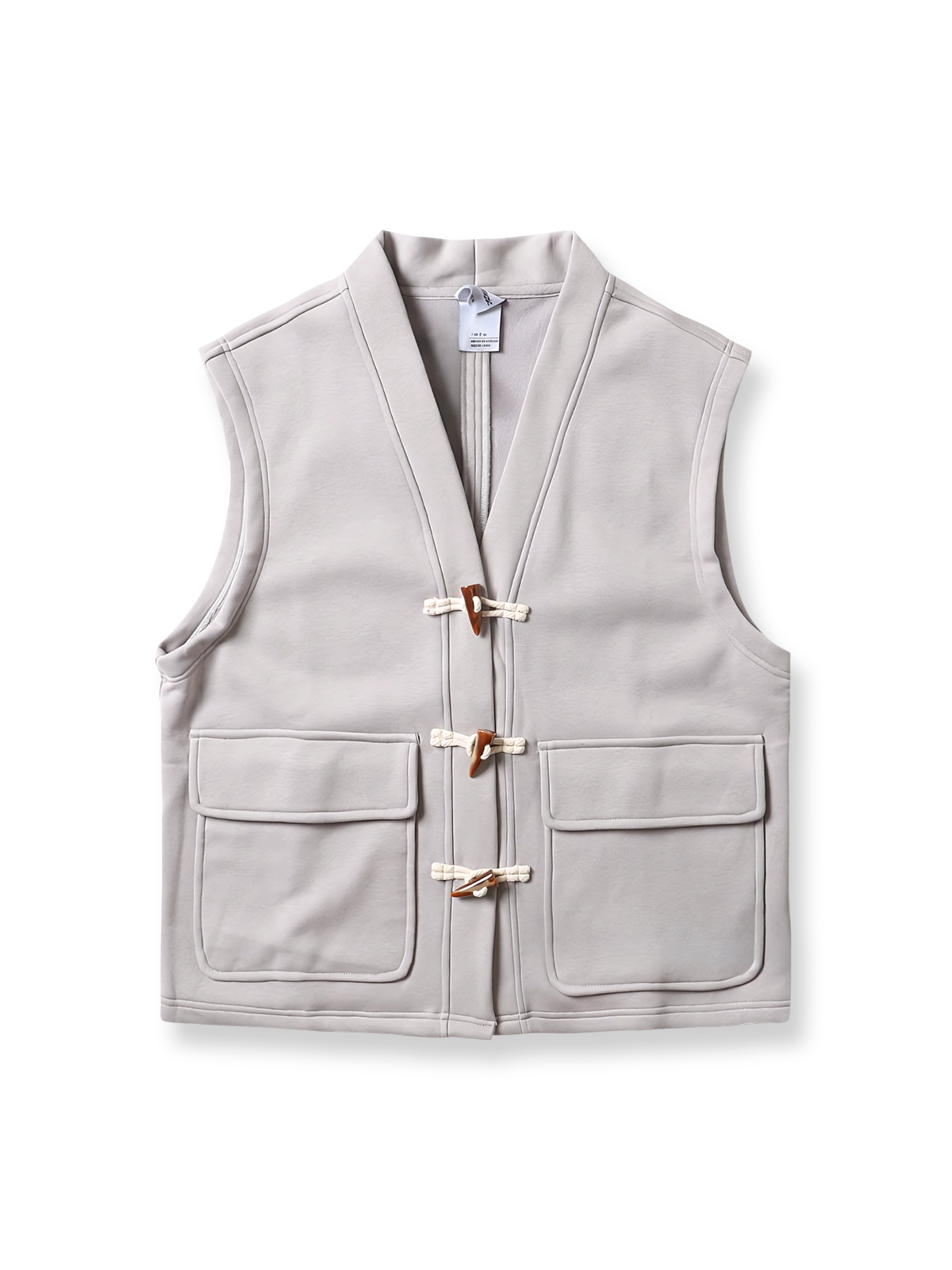 製品画像
ヴィンテージ風ホーンボタン付きフリースベストの全体正面画像。クラシックなホーンボタンデザインとカラーバリエーション(ブラック、グレー、キャメル)が特徴的です。
詳細画像
フリースベストのホーンボタンや生地のディテール画像。フリースの柔らかさとコットン混素材の耐久性を強調するクローズアップ。