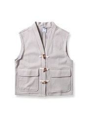 製品画像
ヴィンテージ風ホーンボタン付きフリースベストの全体正面画像。クラシックなホーンボタンデザインとカラーバリエーション(ブラック、グレー、キャメル)が特徴的です。
詳細画像
フリースベストのホーンボタンや生地のディテール画像。フリースの柔らかさとコットン混素材の耐久性を強調するクローズアップ。